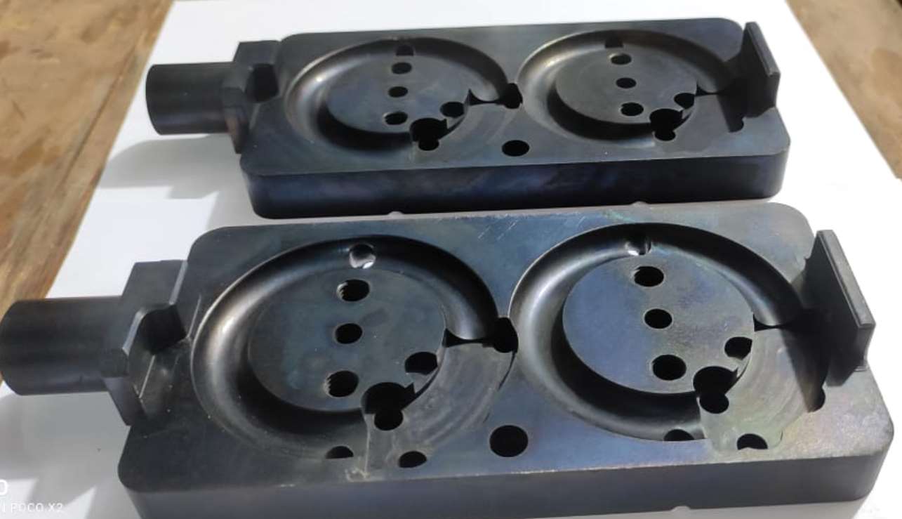 Die casting mould with twin circular cavities